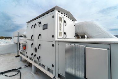 Multizon klima ve havalandırma sistemi. Büyük bir sanayi binasının çatısındaki açık hava birimleri. Endüstriyel hava kurutma makinesi.