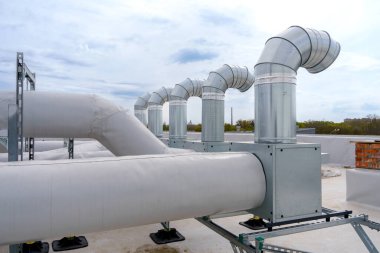 Büyük bir sanayi binasının havalandırma ve havalandırma sistemi çatıda yer almaktadır. Havalandırma, havalandırma, duman giderme ve havalandırmadan oluşuyor.