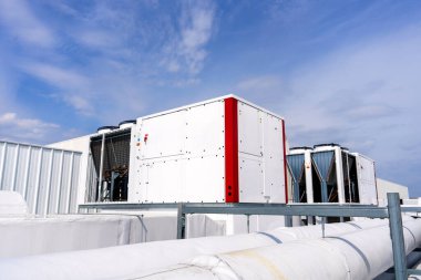 Multizon klima ve havalandırma sistemi. Büyük bir sanayi binasının çatısındaki açık hava birimleri. Endüstriyel havadan suya soğutucular