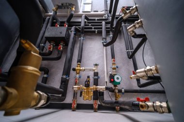 Modern elektrikli kazan dairesi. Otomatik kontrol üniteli su ısıtma sistemi için ekipman