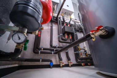 Modern elektrikli kazan dairesi. Otomatik kontrol üniteli su ısıtma sistemi için ekipman