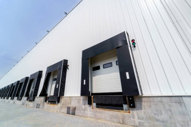 Bölgesel depo kapısı dağıtılmış bir merkeze yükleme ve boşaltma için. Kamyonlar için yükleme ve boşaltma alanları. Bir sanayi binasının inşaatı