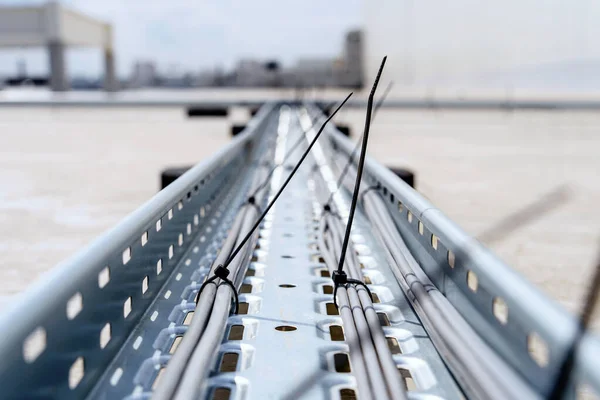 Kabelové Podnosy Pro Pokládání Ochranu Kabelů Drátů Střeše Průmyslové Budovy — Stock fotografie