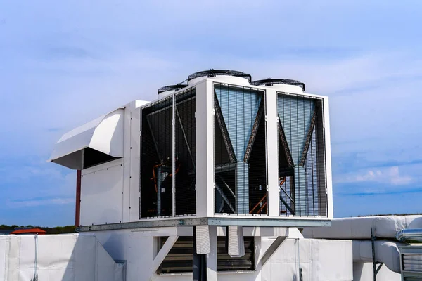 Multizone空调和通风系统 大型工业大楼屋顶上的室外单元 工业空对水冷却器 — 图库照片