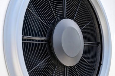 Bir evin çatısındaki güneş sistemleri için bir ısı pompası vantilatörünün yakın çekim görüntüsü. Suyu ısıtmak için alternatif enerji kaynağı kullanan bir sistem.