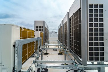 Multizon klima ve havalandırma sistemi. Büyük bir sanayi binasının çatısındaki açık hava birimleri..