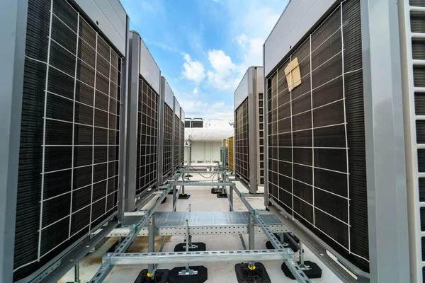 Multizone空调和通风系统 大型工业建筑物屋顶上的室外单元 — 图库照片