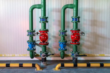 Bir depoda yangın koruma sistemi. Ateş suyu tedarik sisteminin kontrol ve dağıtım noktasını kapat