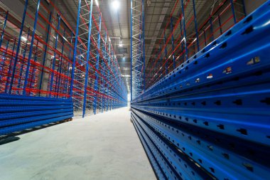 Yüksek raflı büyük bir depo inşa etmek. Sanayi odasının içindeki boş raflar. Metal palet raf sistemleri