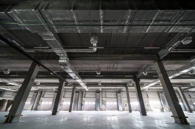 Malları yüklemek için kapıları olan büyük bir sanayi deposu.
