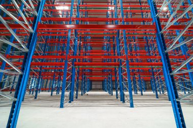 Yüksek raflı büyük bir ticari boş dağıtım deposu. Sanayi odasının içindeki boş raflar. Metal palet raf sistemleri