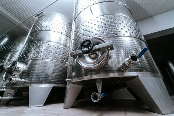 Nowoczesna Winiarnia Beczkami Stali Pomieszczenie Produkcji Wina — Zdjęcie stockowe