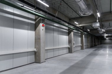 Tavan havalandırması sistemi olan boş sanayi salonu.