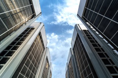 Multizon klima ve havalandırma sistemi. Büyük bir sanayi binasının çatısındaki açık hava birimleri.