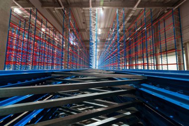 Yüksek raflı büyük bir depo inşa etmek. Metal palet raf sistemleri