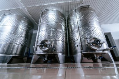 Metal fıçıları olan modern şaraphane. Şarap üretimi için atölye