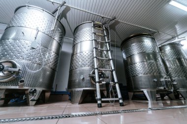 Metal fıçıları olan modern şaraphane. Şarap üretimi için atölye