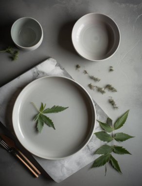 Kırmızı, yeşil, mavi ve siyah tonlarında çöreklerin yer aldığı çeşitli parlak renklerde, görsel olarak çarpıcı bir hamburger gösterisi. Lezzetli, aromalı köfteler peynirle, marulla, domatesle ve diğer renkli malzemelerle kaplı.