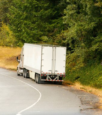 Karavanı olan bir kamyon.