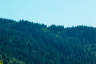 Mavi gökyüzü ve bulutlar dağ manzarası