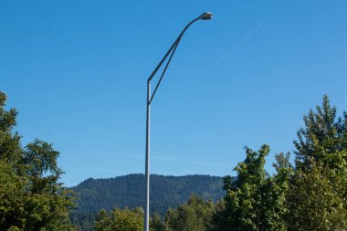 Mavi gökyüzüne karşı bir yol lambası