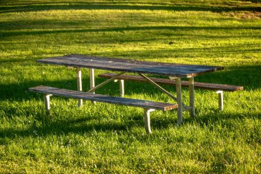 Parkta klasik bir piknik masası..