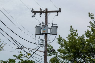 Elektrik direğinde yüksek gerilim hatları var. Mavi arkaplanlı yüksek voltajlı elektrik direği. yüksek voltaj direği ve kablolar.