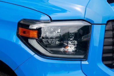 Kamyon farları kameranın arkasındaki binaları yansıtıyor..