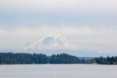 Washington Gölü 'ndeki I90 yüzer köprüsünden Rainier Dağı ve Mercer Adası manzarası.