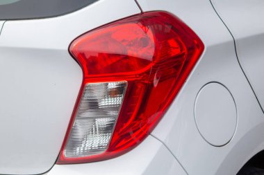 Modern küçük bir ICE araba stop lambası ve yuvarlak bir gaz kapağı.