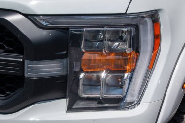 Bir araba farı. Kapat. araba farları.