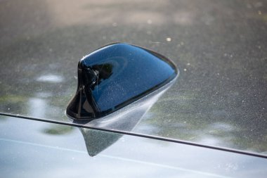 Modern bir araba anteni.