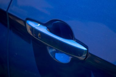 Mavi bir arabanın kapı kolu.