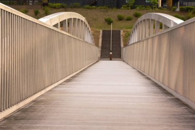 Şehirde yaya köprüsü var..