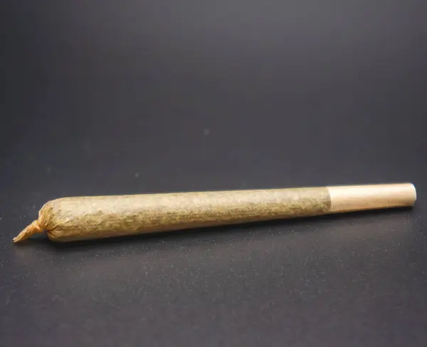 Siyah arka planda marihuana dükkanı, yakın plan.