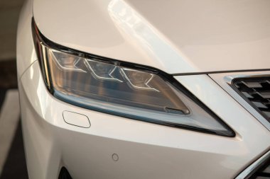 Modern bir araba farları montajı.