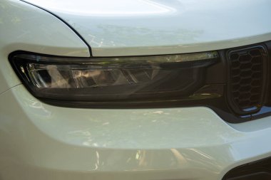 Siyah ızgaralı araba farları