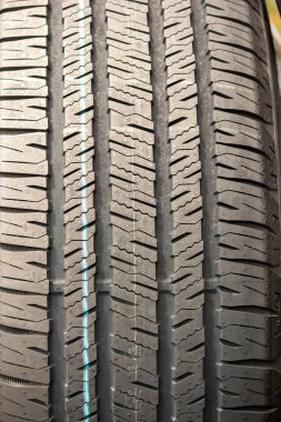 Sokakta bir araba lastiği.