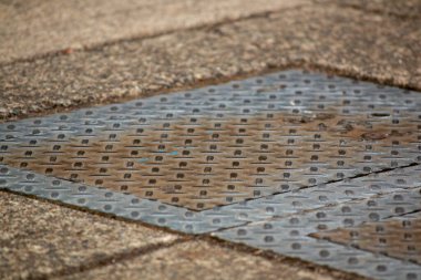 Paslı elmas plakalı çelik kaldırım erişim paneli