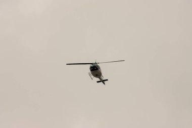 Harekete geçen bir helikopter