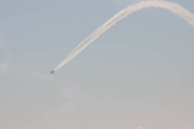 Bir hava gösterisi sırasında uçaklar dalışa geçiyor.