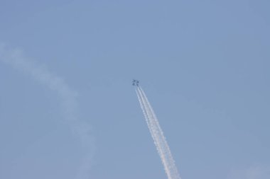 Bir uçak gösterisi sırasında gökyüzünde uçmak