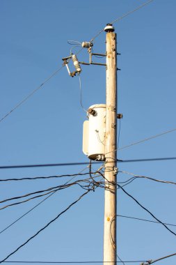 Mavi gökyüzü ile elektrik direği