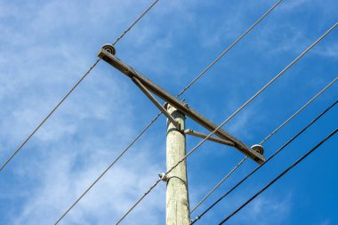 açık mavi arkaplanda yüksek voltaj iletisi