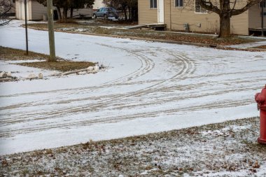 Karla kaplı bir sokak kavşağı