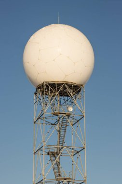 Mavi gökyüzünde Doppler radar kulesi