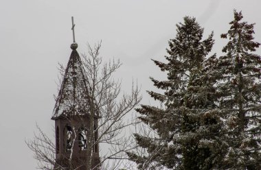 Kilise çan kulesi ve karla haç