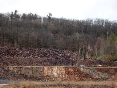 Büyük bir kaya yığını ve uçurum