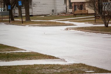 Kasabada karla kaplı bir cadde