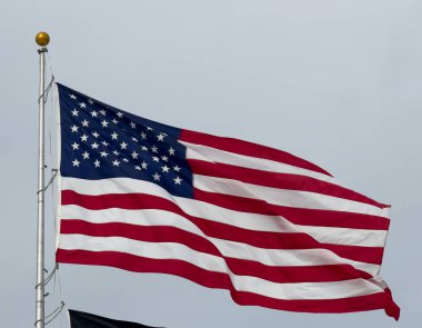 Rüzgarda Amerikan bayrağı.